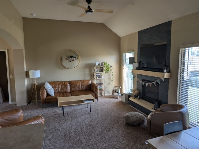 Building Photo - 736 White Tail Ct