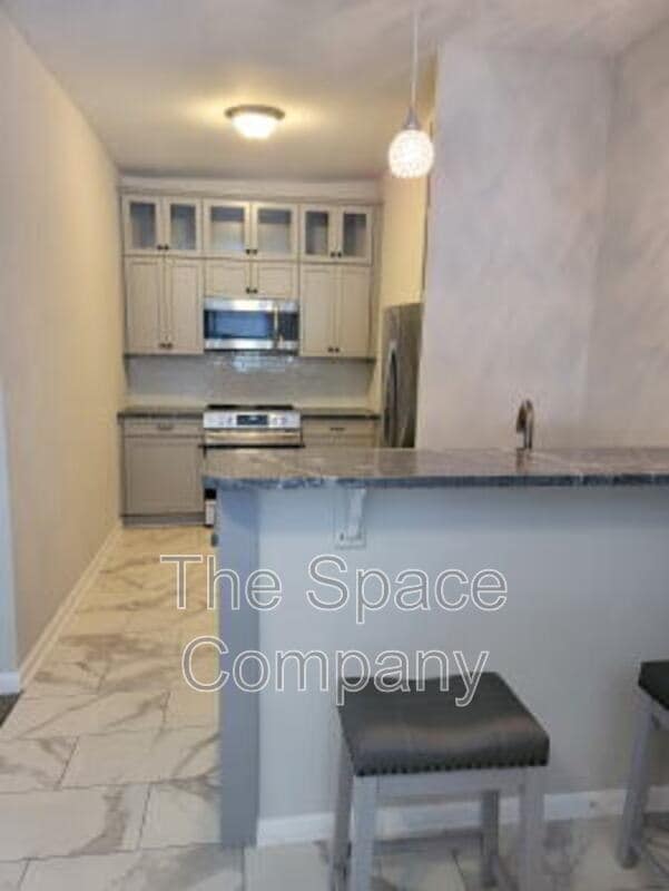 Building Photo - 98 Sans Souci St