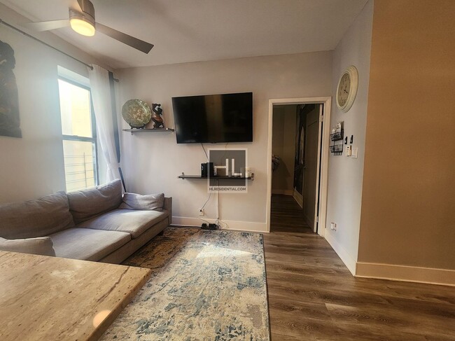 Building Photo - Spacious & Updated 1 bed 1 bath I Hamilton...