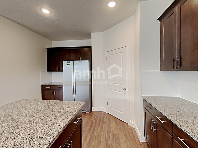 Foto del edificio - 2440 E Surry Way