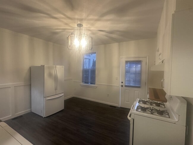 Building Photo - 112 5th St