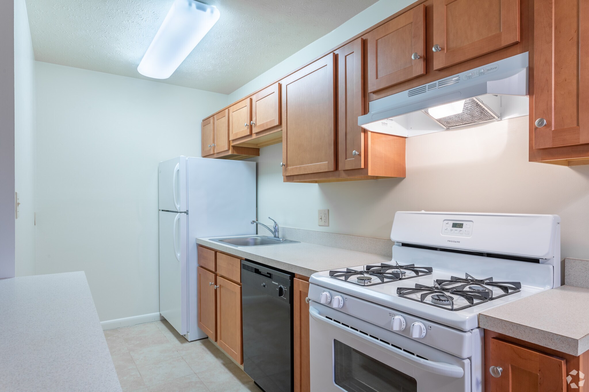 Chamberlain and Lawnfair Apartments – photo 3