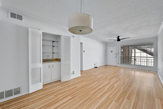 Building Photo - 2425 Ashdale Dr