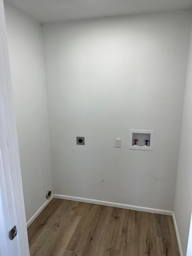 Building Photo - 313 Hunt Dr