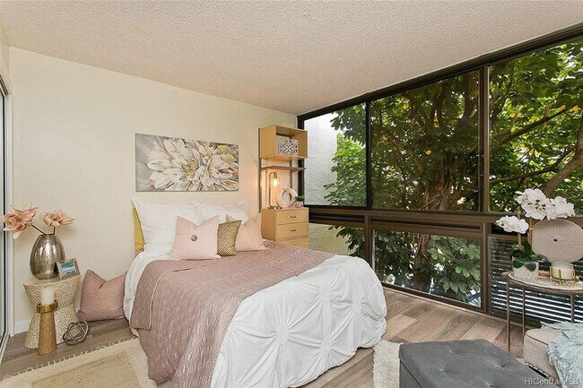 Foto del edificio - 1 bed 1 bath Amazing ocean, marina and mountain view unit.