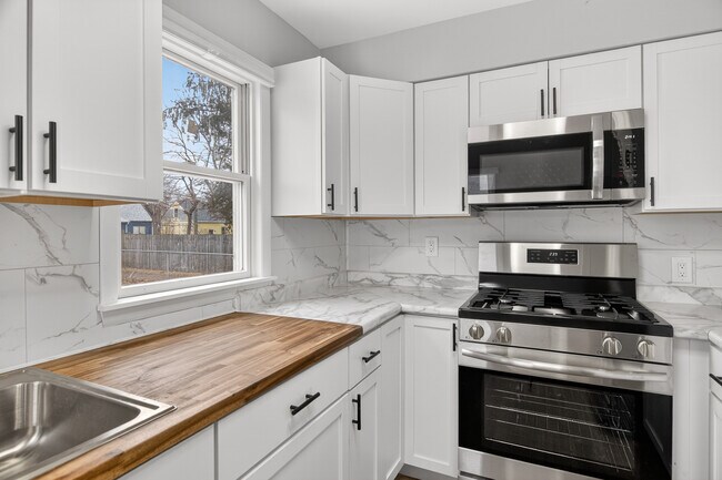 Foto del edificio - 240 Renrose Ave