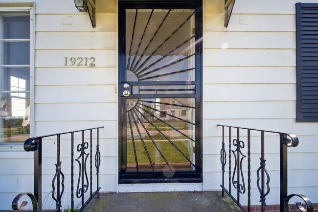 Building Photo - 19212 Beverly Ave