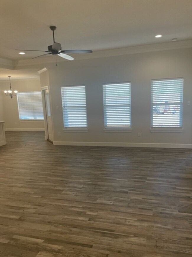 Building Photo - 7002 Phoenix Dr