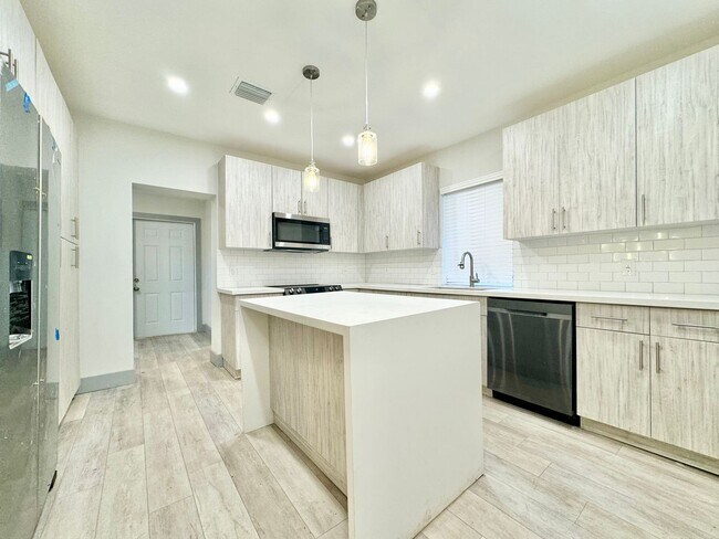 Building Photo - Fully Remodeled 4 Bedroom/ 4 Bathroom Single Family Home