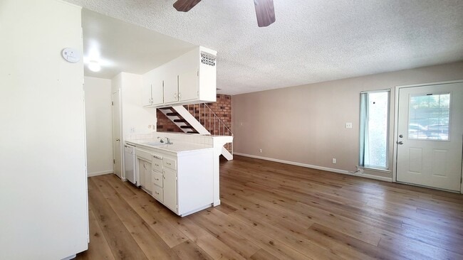 Building Photo - Beautifully Maintained Condo w/ Pool Access!