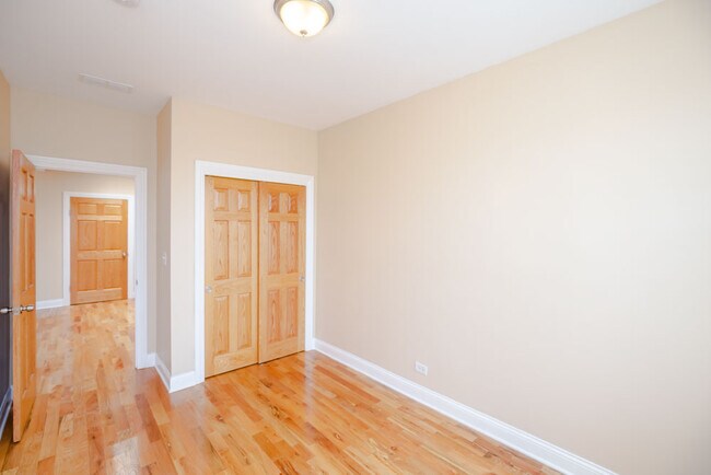 Building Photo - 5558 W Belmont Ave