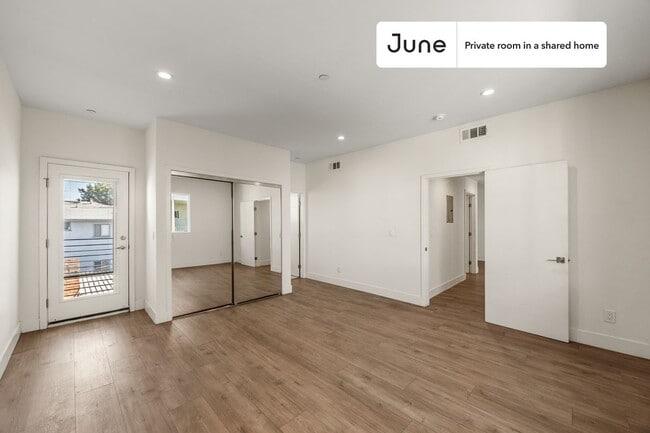 Building Photo - Private bedroom in 4 bed/4 bath Home