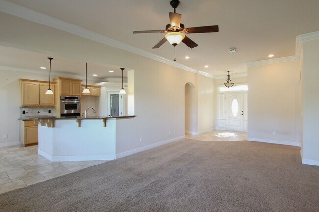 Building Photo - Beautiful 4 Bedroom Home Near Simpson Coll...