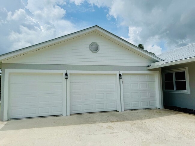 Building Photo - Boater's Dream: 4/2.5/3CG home in exclusiv...
