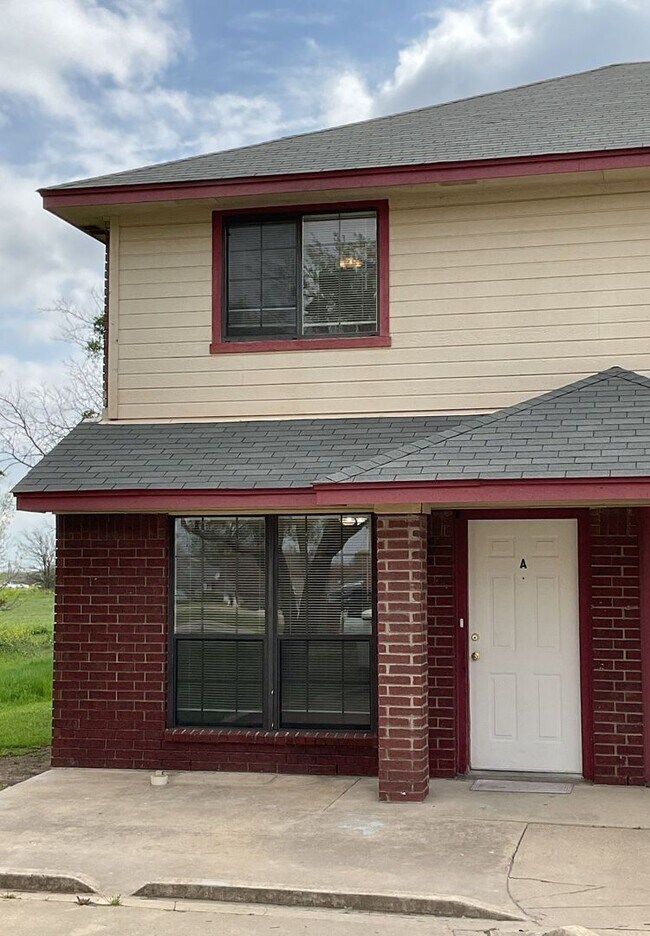 Building Photo - 3902 Old FM 440 Rd