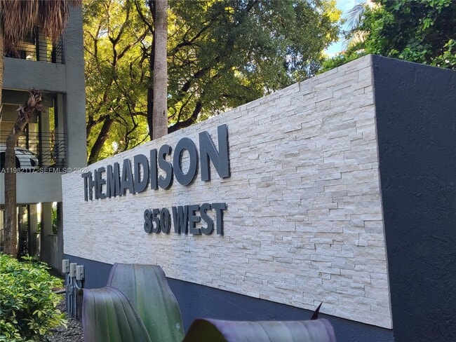 Building Photo - 850 N Miami Ave