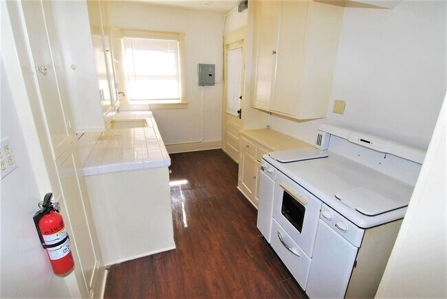 Foto del edificio - Charming Upstairs 1BR with Vintage Appeal in Alamitos Beach