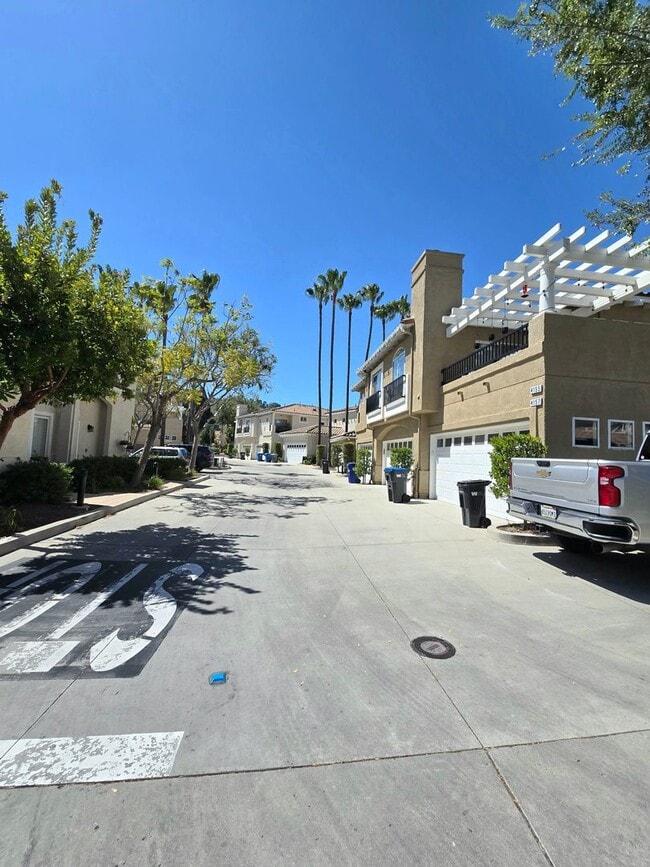 Building Photo - Large and spacious 3 bedroom townhouse with garage!