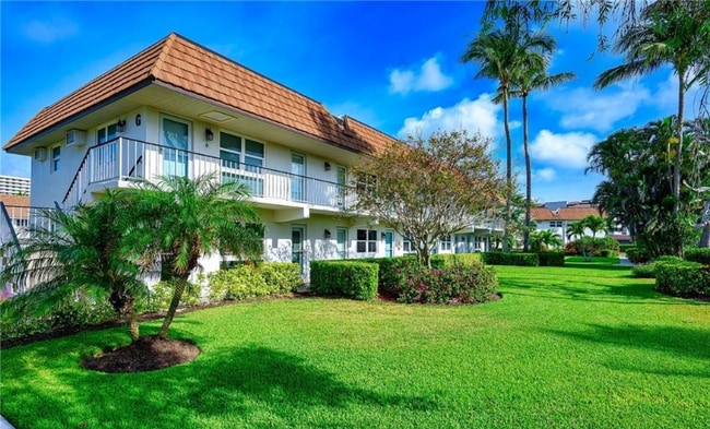 Foto del edificio - 240 N Collier Blvd