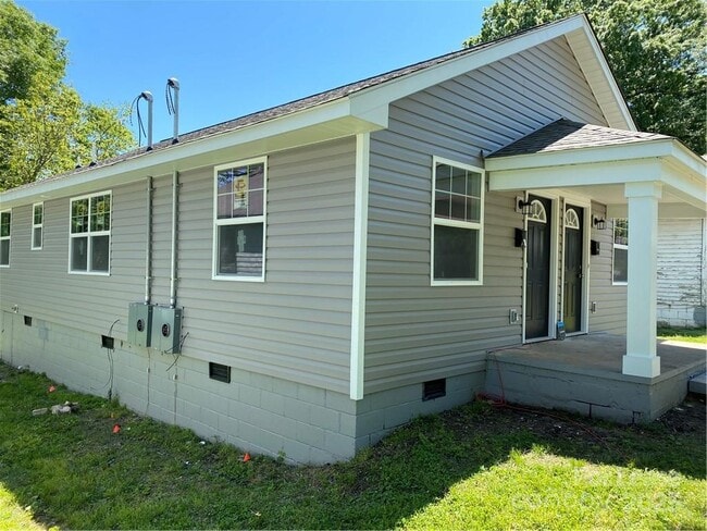 Building Photo - 728 E Pine St