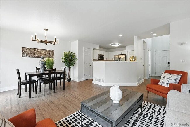 Building Photo - Beautiful, updated, spacious unit!