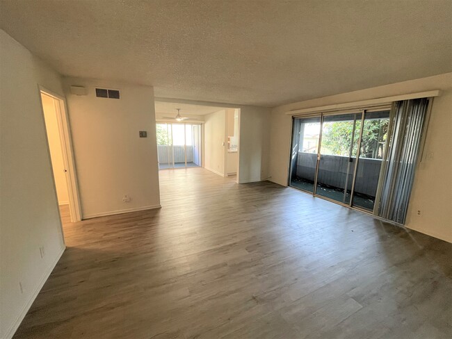 Livingroom and balconies - 4255 Duquesne Ave