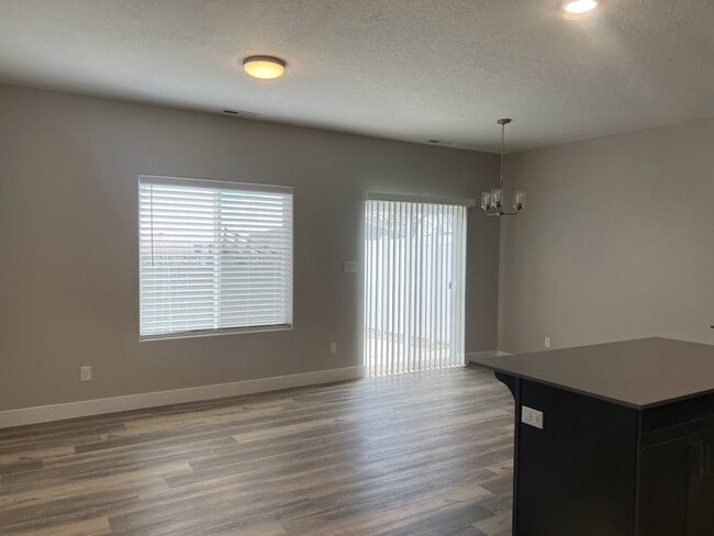 Building Photo - Brand New Townhome!