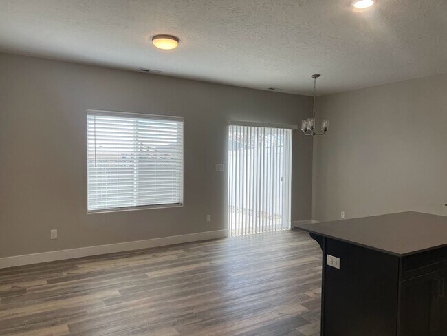 Foto del edificio - Brand New Townhome!