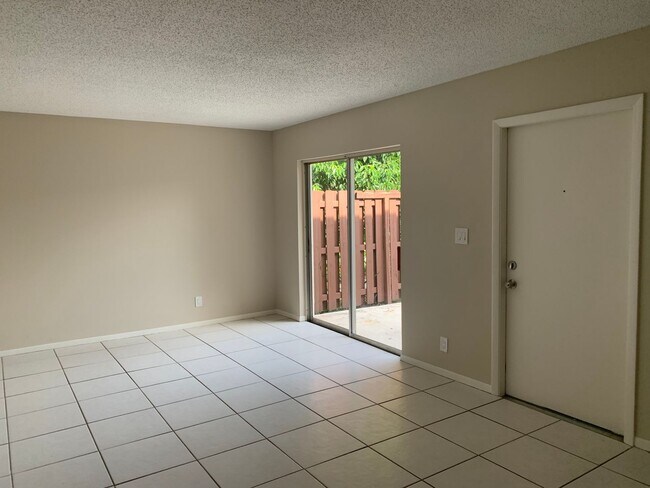 Foto del edificio - 2 Bedroom 1.5 Bath 2 Story Townhouse