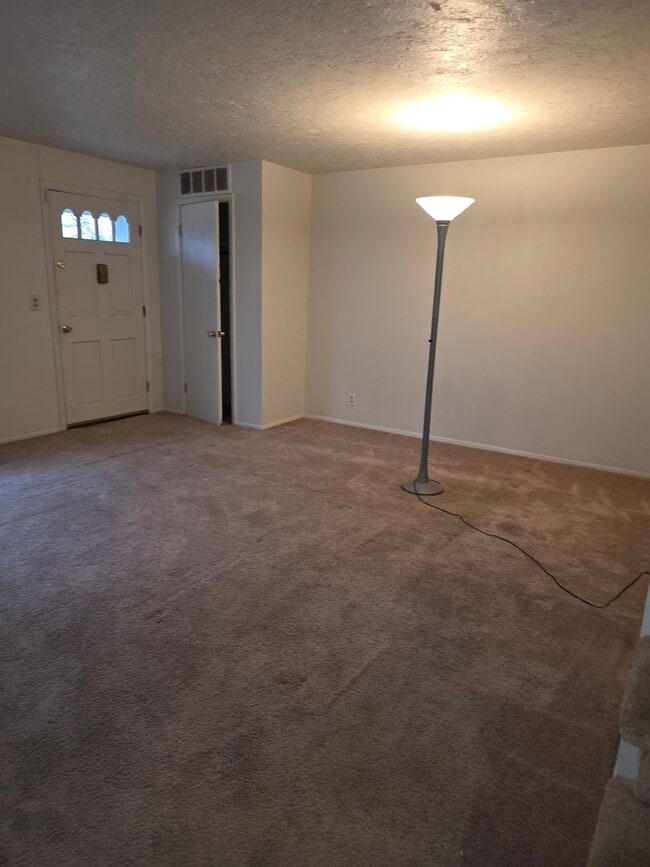 Building Photo - Condo/Townhome