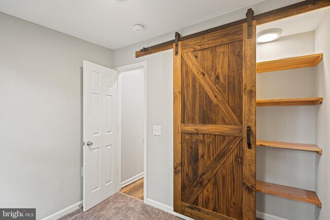 Building Photo - Gorgeous Large 3 Bedroom 3 Bathroom Rental in Hollins Market