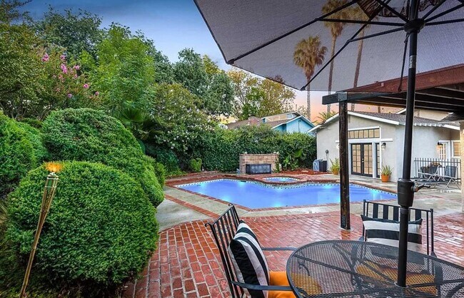 Foto del edificio - 10429 Wheatland Ave