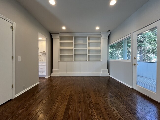 Building Photo - 501 Fenton Pl