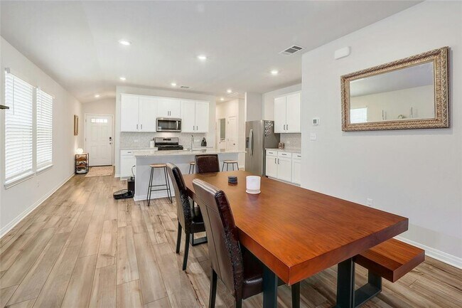 Foto del edificio - 216 Prairie Song Ln
