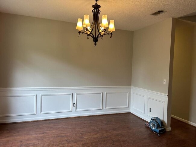Foto del edificio - 1592 Parkwood Ct W