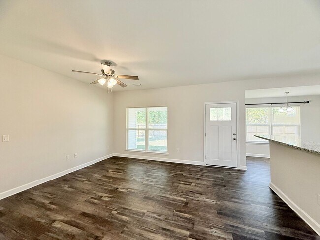 Foto del edificio - Beautiful 3-Bedroom Home - Open Split Floo...
