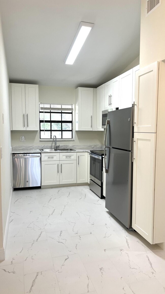 Building Photo - 2950 Olivewood Terrace