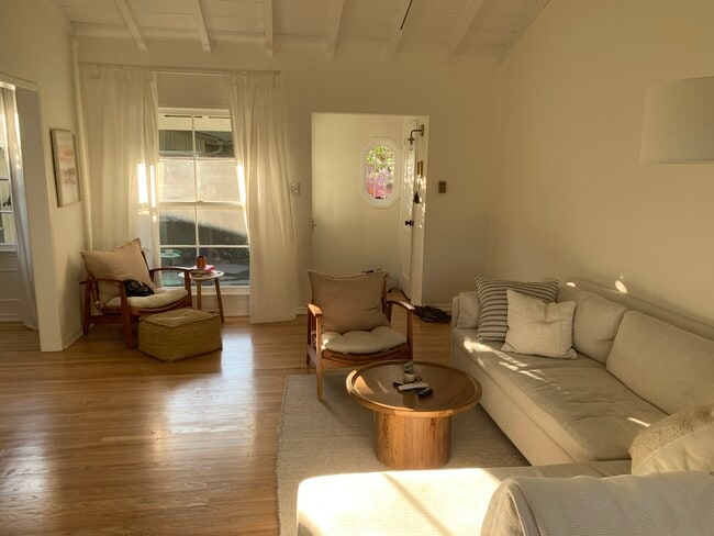 Sala de estar, puerta de entrada, patio. - 11425 Cashmere St