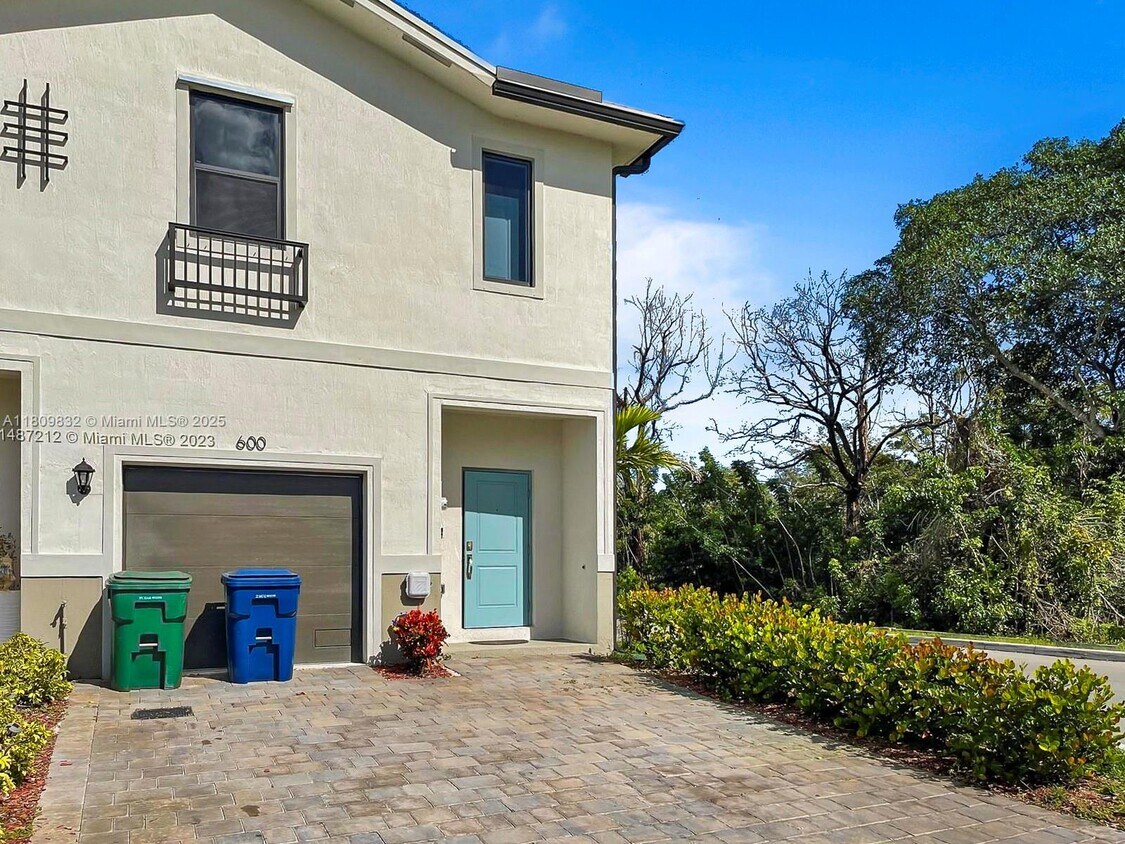 Primary Photo - 600 SW 12th St