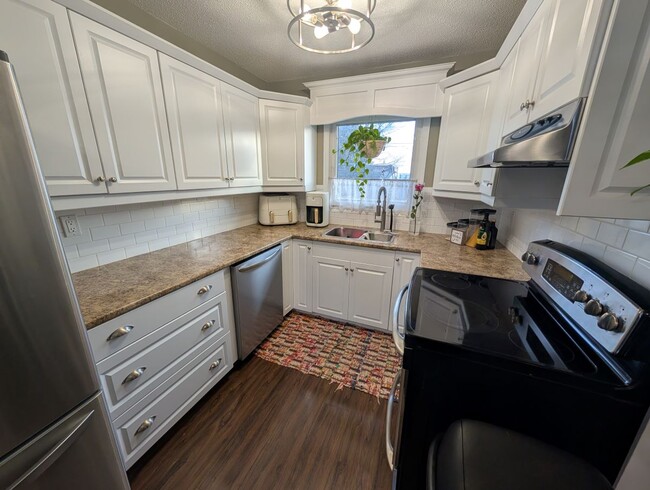 Building Photo - 19 Linden St S