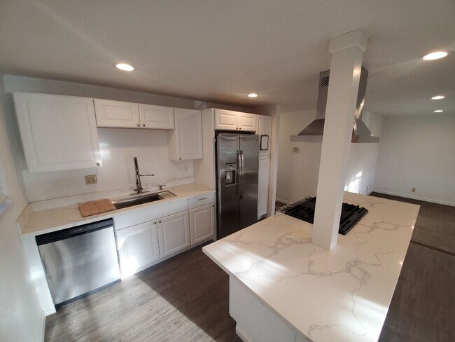 Foto del edificio - 3-bedroom home with remodeled kitchen and fenced backyard!