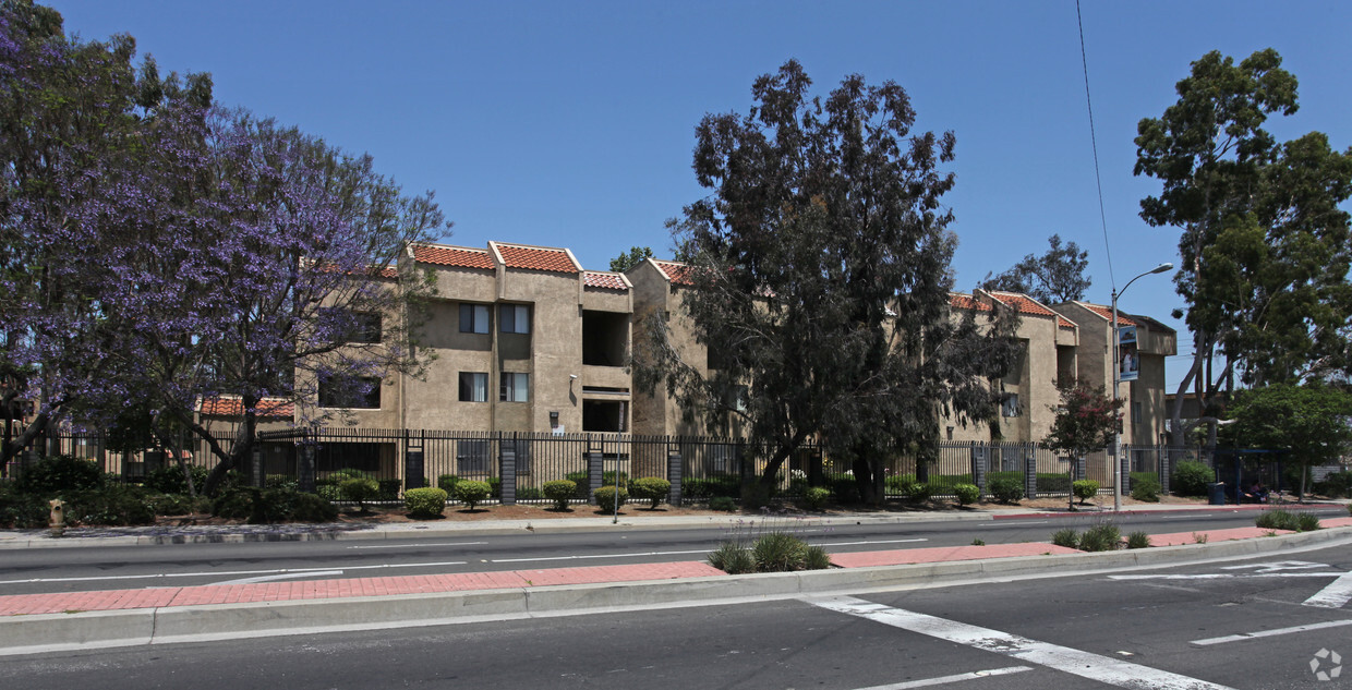 Foto del edificio - Douglas Park Apartments