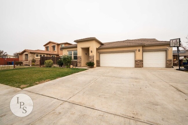 Building Photo - Sanger Home, 4BR/3BA, Near HighSchool + Parks -  Large Side Lot Included