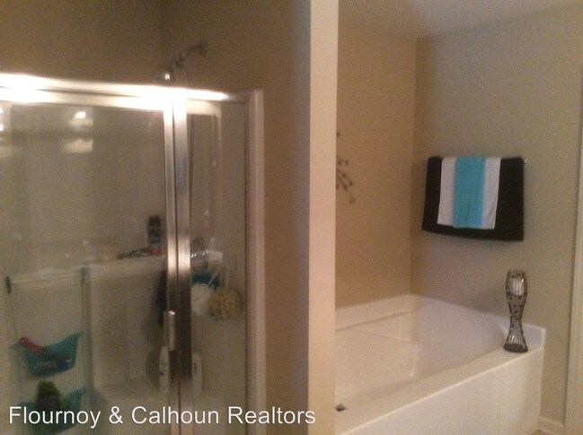 Building Photo - 6 New Castle Dr