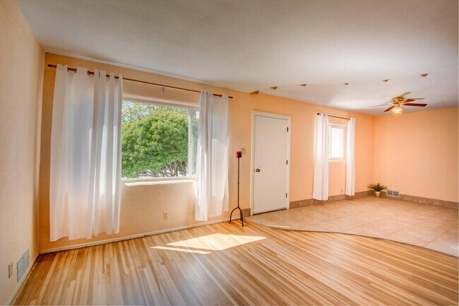 Foto del edificio - UPTOWN 3 Bedroom  2 bath  with Garage