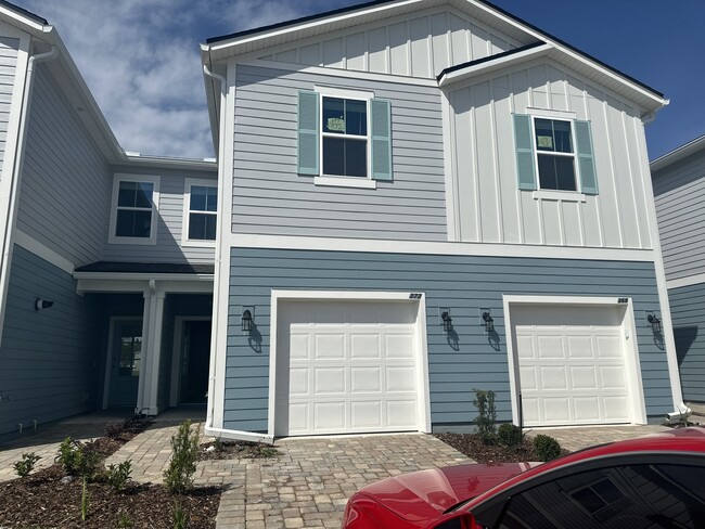 Building Photo - 366 Brandon Lakes Dr
