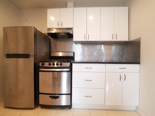 Foto del edificio - 548 Driggs Ave