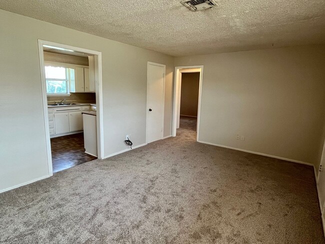 Building Photo - 3 Bedroom Home in Prime MOORE Location!