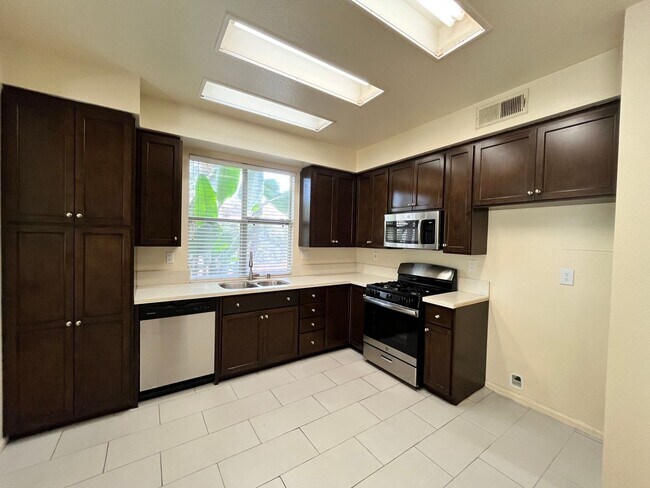 Building Photo - Quiet home now available in Eastlake - 3be...