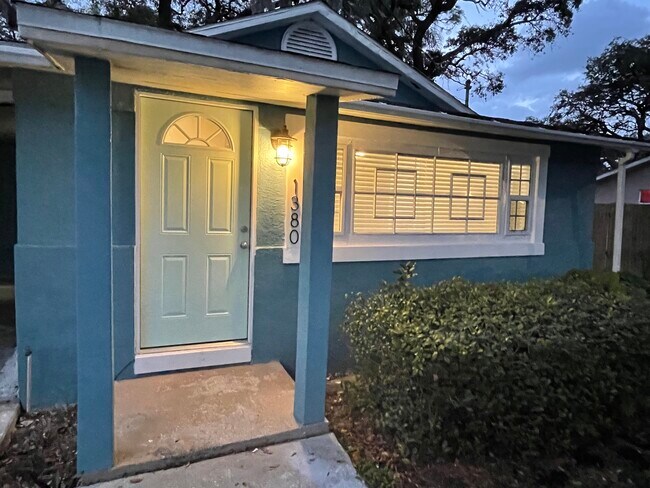 Entrada - 1380 Tioga Ave